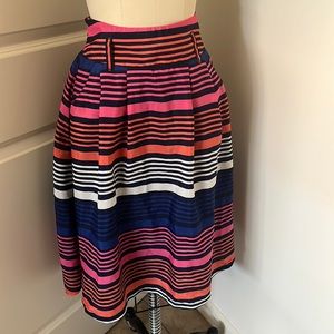 Multicolor A-lined skirt.
